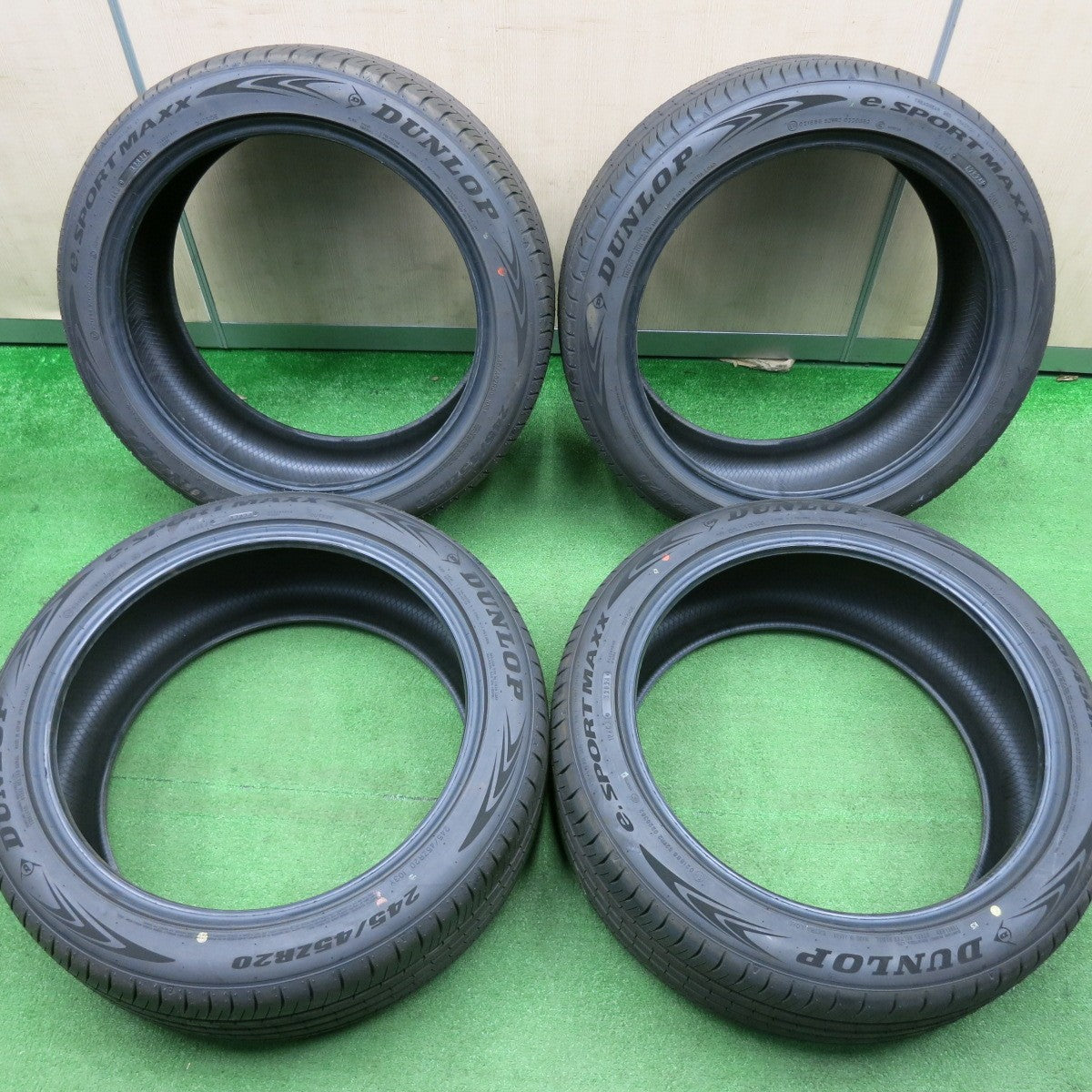 [送料無料] 新車外し！24年★245/45R20 ダンロップ e.SPORTMAXX タイヤ 20インチ eスポーツマックス クラウンセダン ハリアー RAV4 CX-8 CX-5等★5011604NJノタ