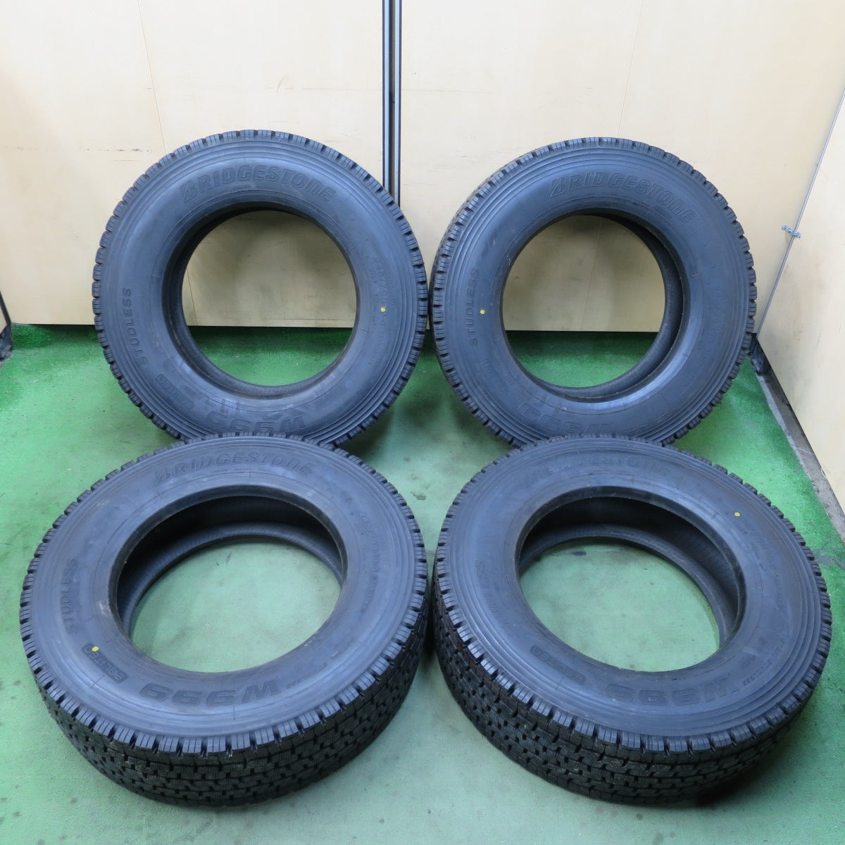 未使用！23年★トラック タイヤ 245/70R19.5 136/134J スタッドレス ブリヂストン W999 19.5インチ★6030705ナスタ