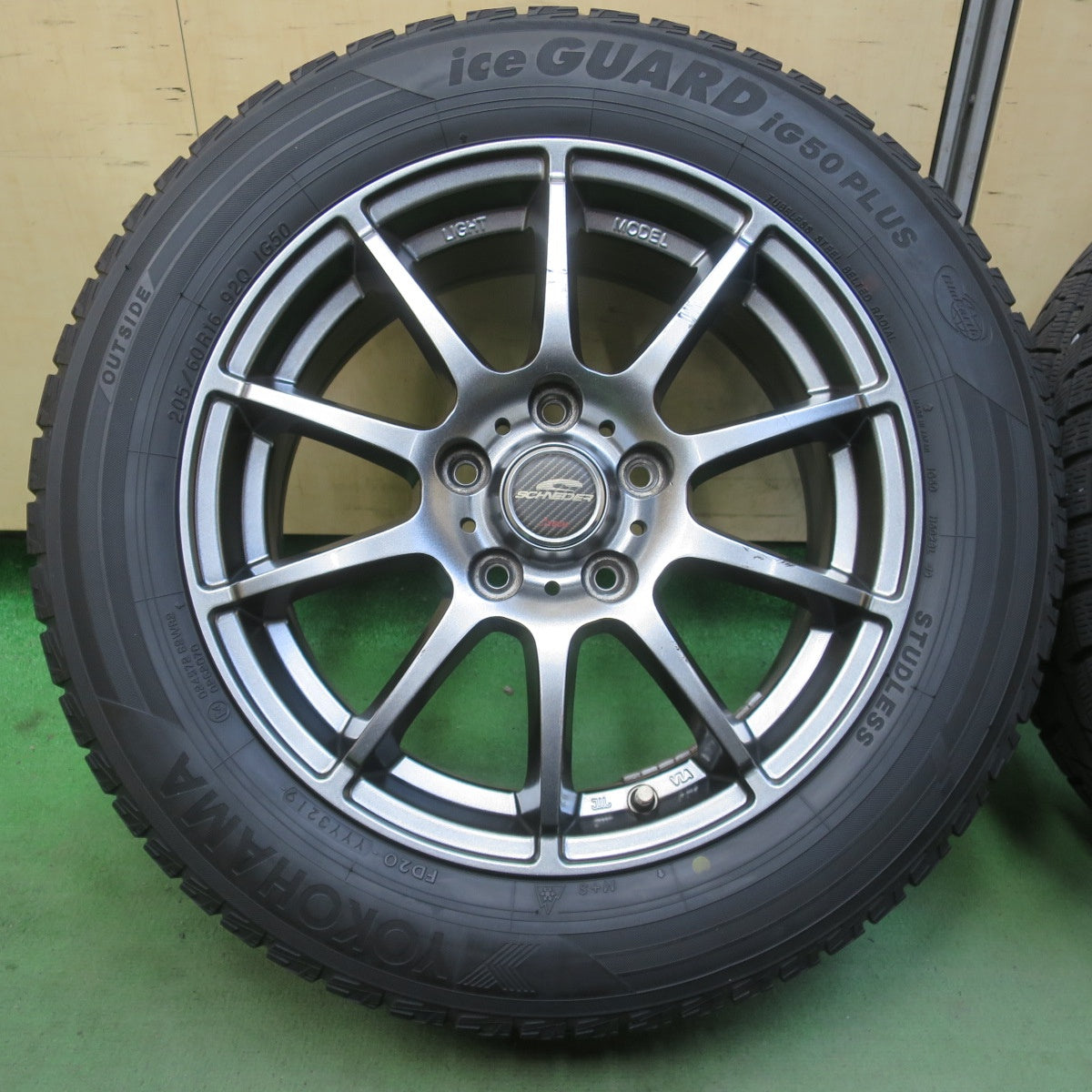 バリ溝！8.5分★スタッドレス 205/60R16 ヨコハマ アイスガード iG50 プラス SCHNEIDER シュナイダー 16インチ PCD114.3/5H★6051306イス
