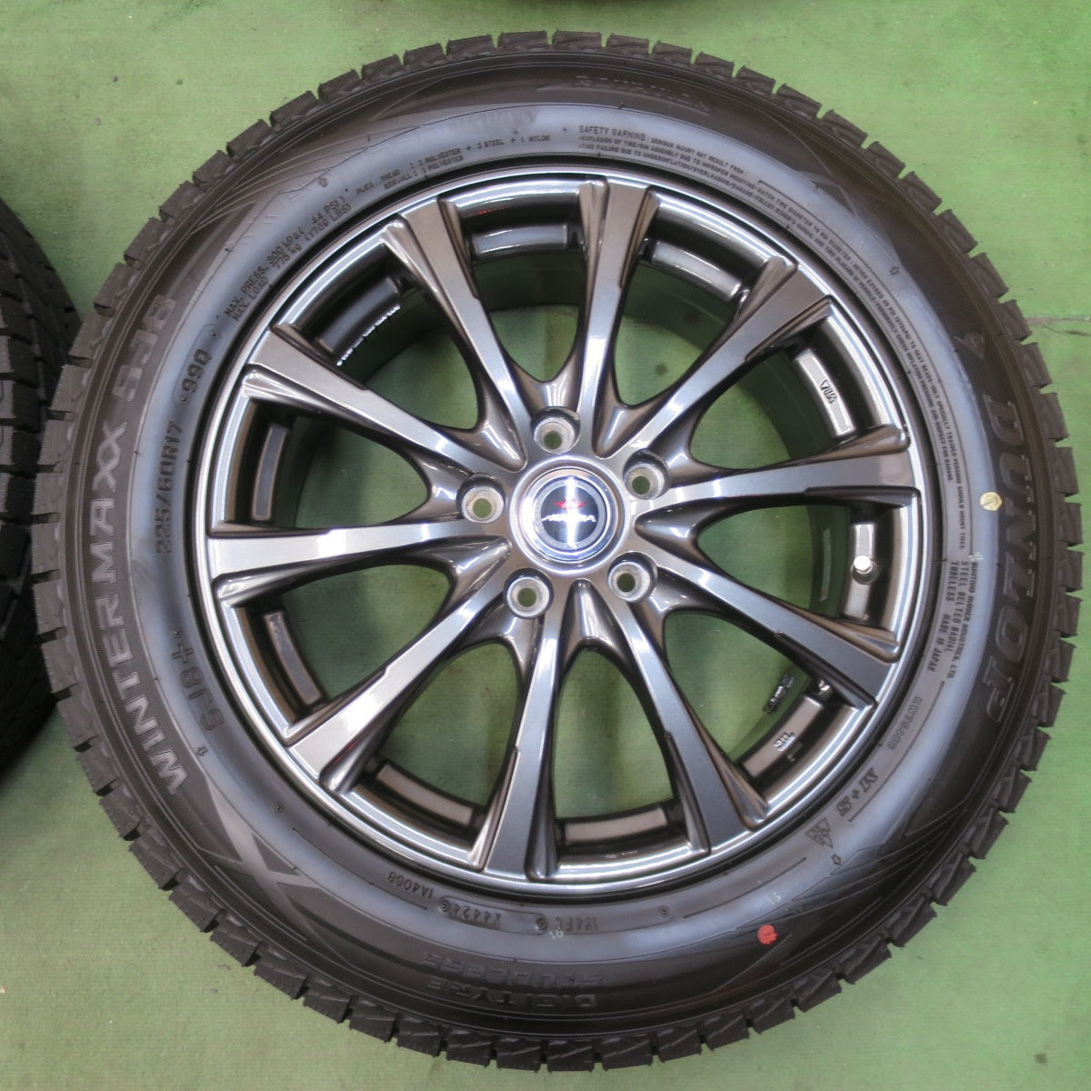 バリ溝！24年！キレイ！ほぼ10分★スタッドレス 225/60R17 ダンロップ ウインターマックス SJ8+ AIRNOVA SB10 エアノヴァ 17インチ PCD114.3/5H★5112401イス