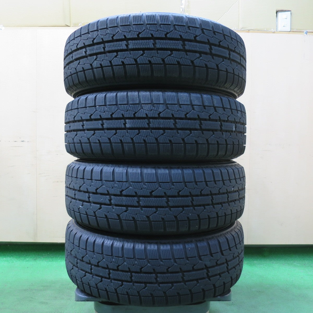 [送料無料] バリ溝！キレイ！9.5分以上★シエンタ 等 185/60R15 スタッドレス トーヨー オブザーブ ガリット GIZ LSIS 社外 アルミ 15インチ PCD100/5H★5010413イス