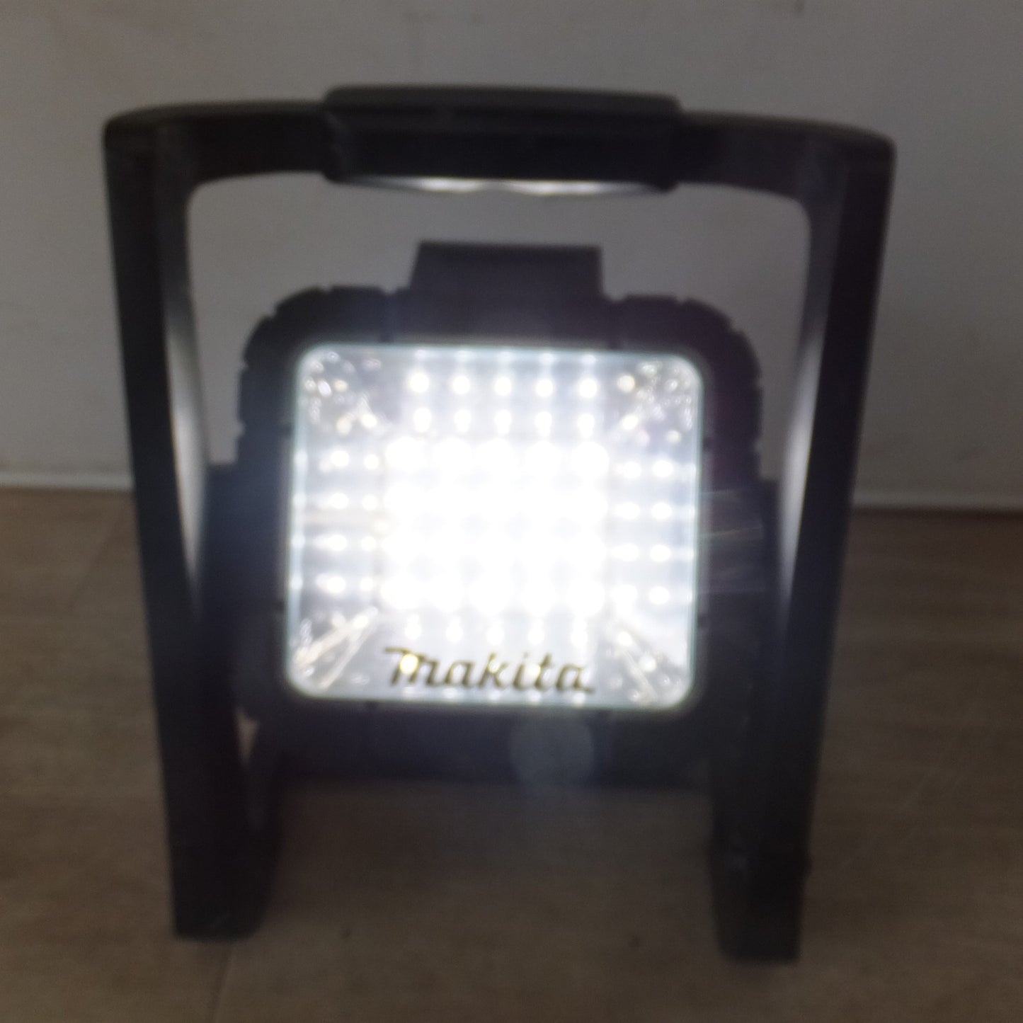 [送料無料] ★マキタ makita 充電式LEDスタンドライト ML805　バッテリなし　AC100V 50-60Hz 12W　DC14.4V18V 10W★