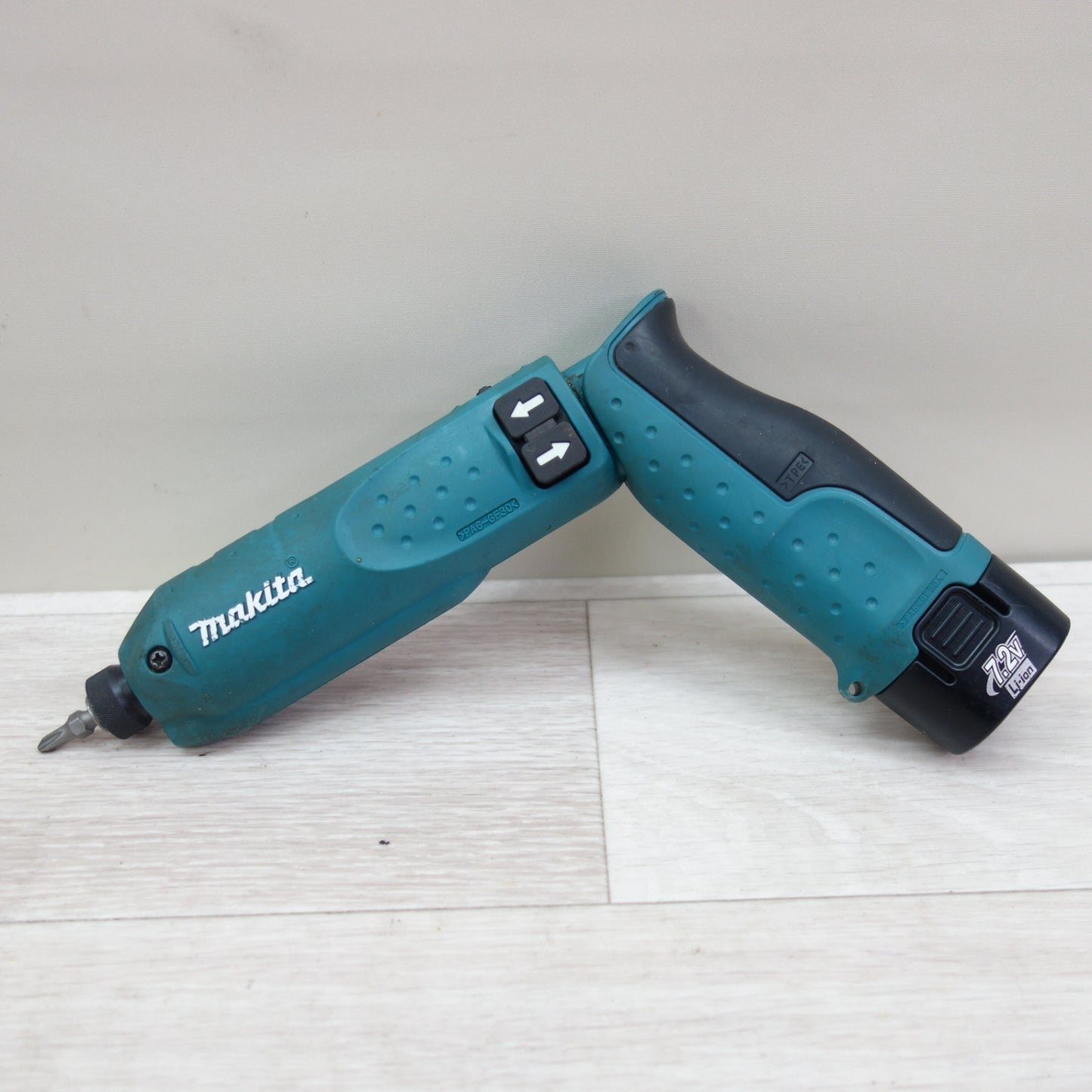 [送料無料] ☆マキタ 充電式 ペン インパクトドライバ TD020DS 電動 工具 7.2V makita 充電器 バッテリー☆