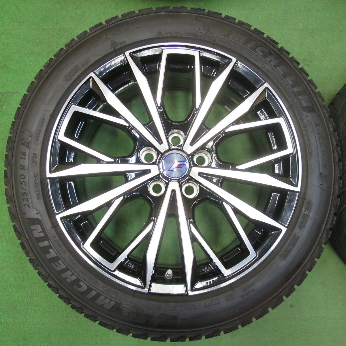 [送料無料] 超バリ溝！22年！キレイ！ほぼ10分★Lehrmeister L-F First 225/50R18 スタッドレス ミシュラン X-ICE SNOW 18インチ レアマイスター PCD114.3/5H★4120612イス