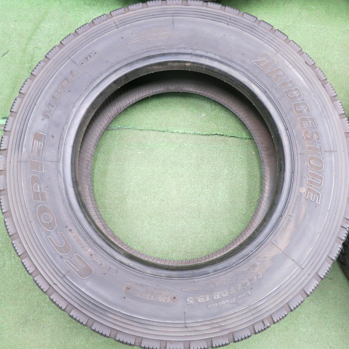 *送料無料* バリ溝！22年！9.5分★トラック タイヤ 245/70R19.5 136/134J ブリヂストン エコピア M801Ⅱ ミックス オールシーズン 19.5インチ★4071009HAノタ