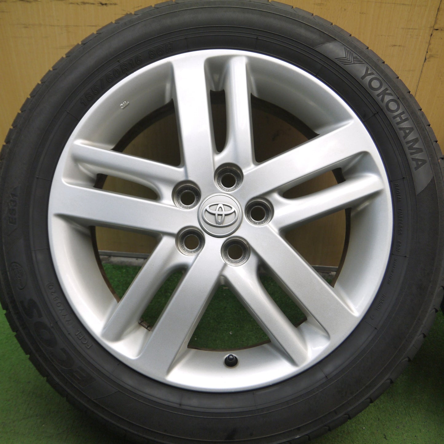 *送料無料* バリ溝！20年！キレイ！8.5分★トヨタ ラクティス 純正 185/60R16 ヨコハマ エコス ES31 16インチ PCD100/5H★4060503Hノ