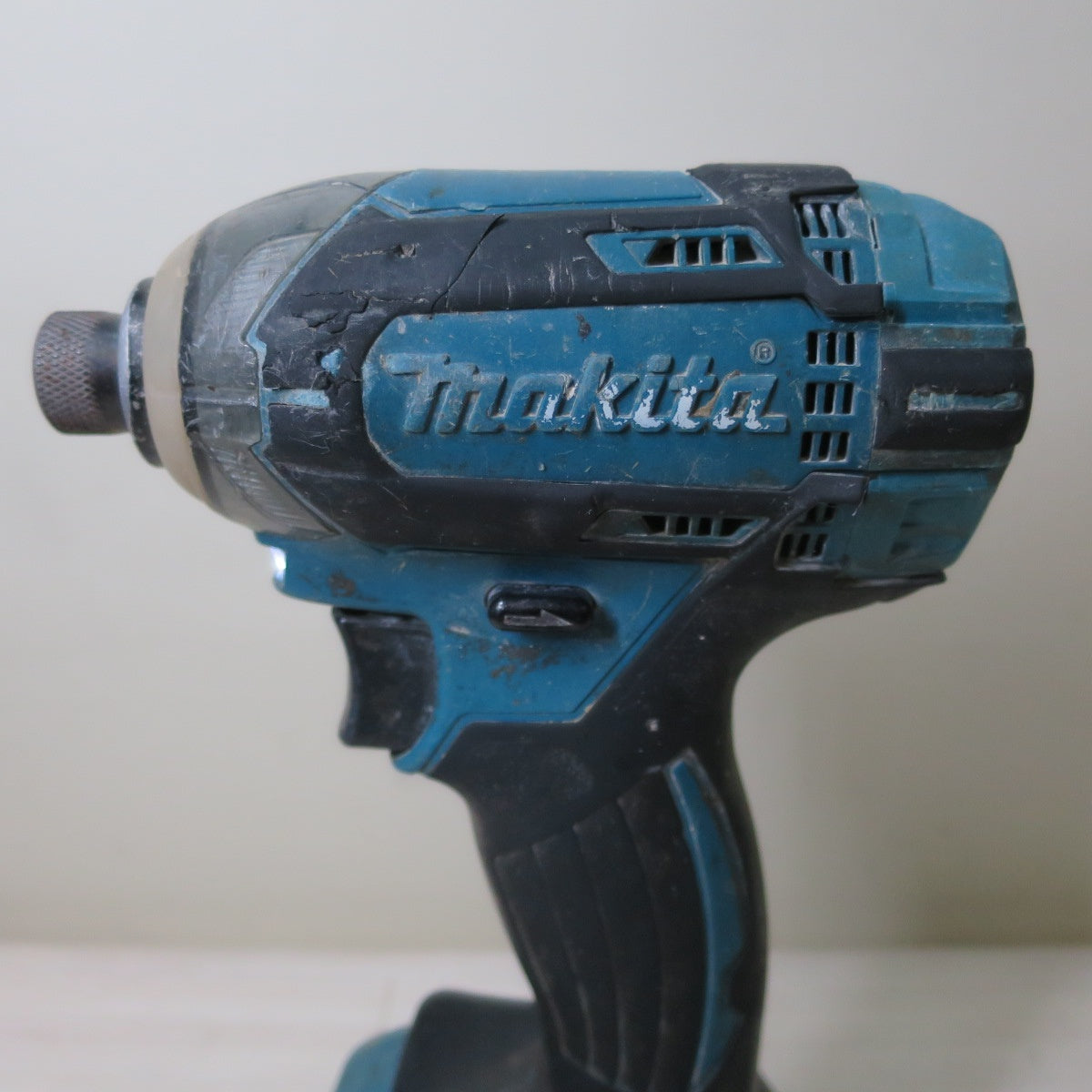 [送料無料] ☆マキタ 充電式 インパクトドライバ TD138D ケース付き 電動 工具 makita☆