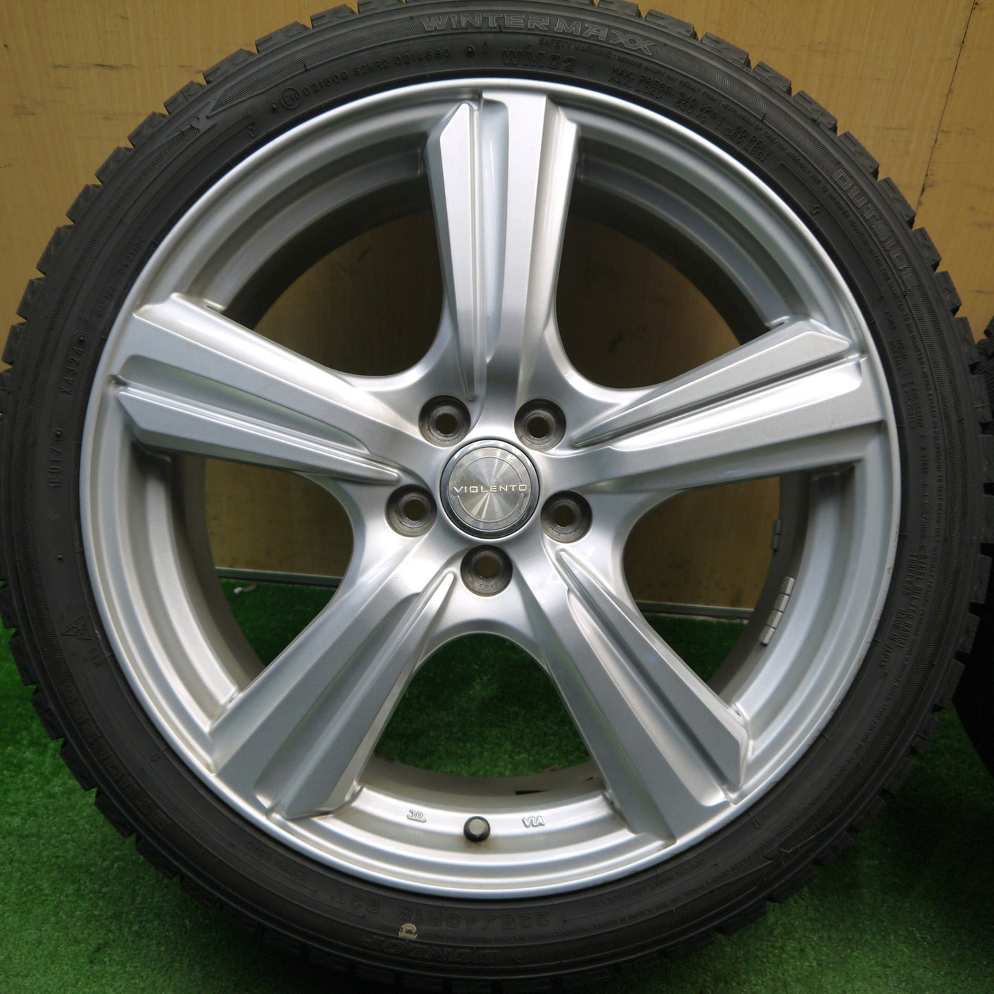 バリ溝！24年！9.5分★レガシィ 等 225/40R18 スタッドレス ダンロップ ウインターマックス WM02 VIOLENTO ヴィオレント 18インチ PCD100/5H★5121001Hス