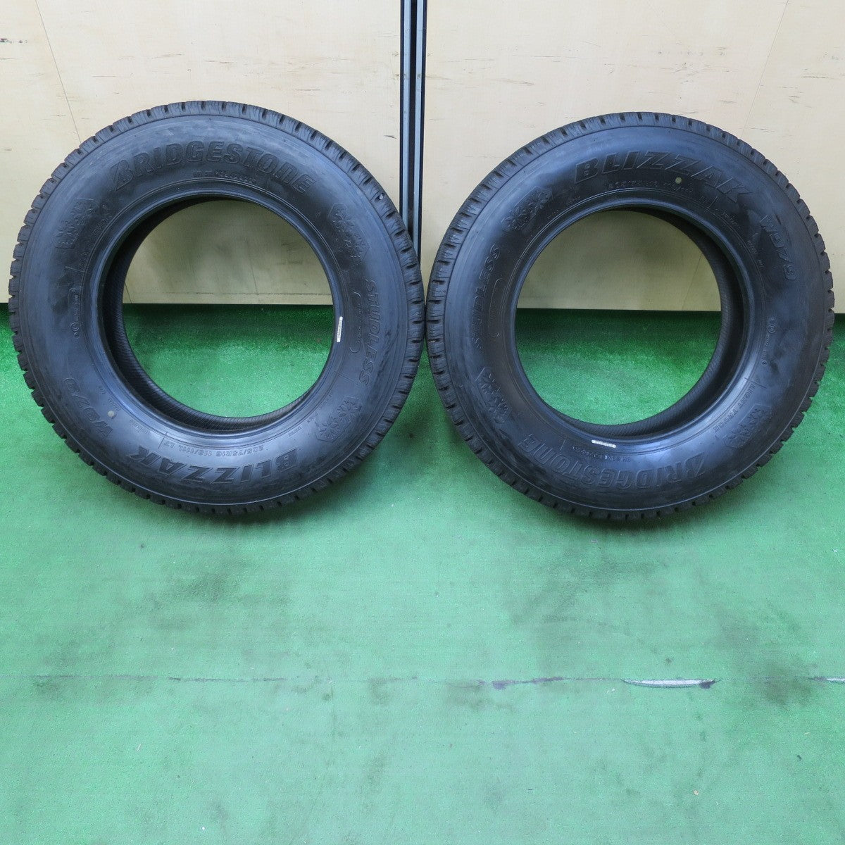 [送料無料] バリ溝！22年！8.5分★トラック タイヤ 205/75R16 113/111L スタッドレス ブリヂストン ブリザック W979 16インチ★4092808イスタ