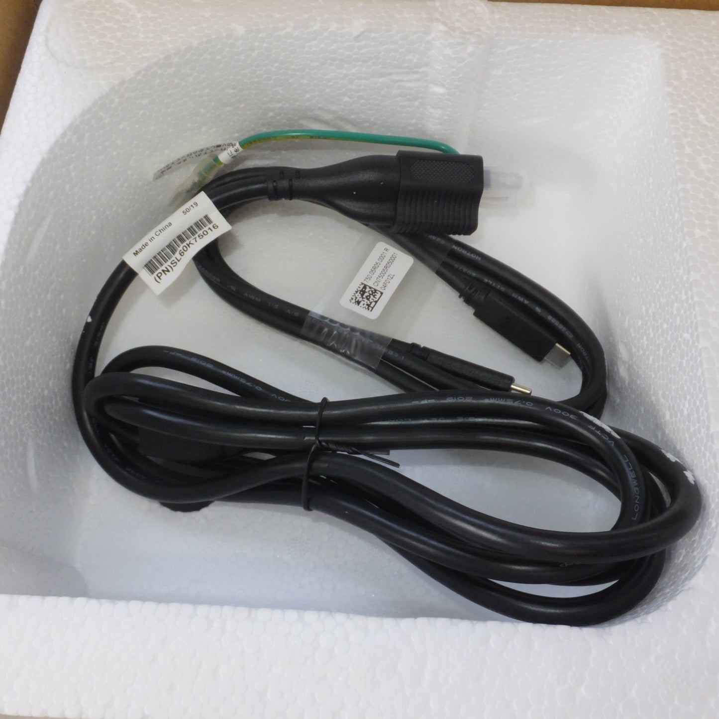 [送料無料] 未使用★レノボ Lenovo ThinkVision T32p-20 C19315UT0 モニター 61F2-GAR2-WW　100-240V 50/60Hz★