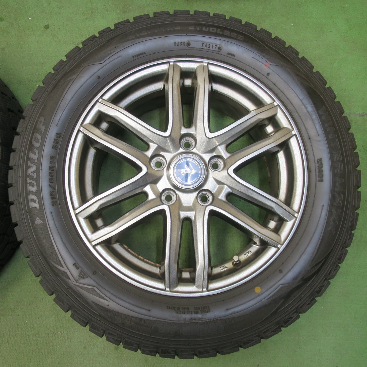 バリ溝！キレイ！9.5分★スタッドレス 215/60R16 ダンロップ ウインターマックス WM01 SG-E 社外 アルミ 16インチ PCD114.3/5H★6011005イス
