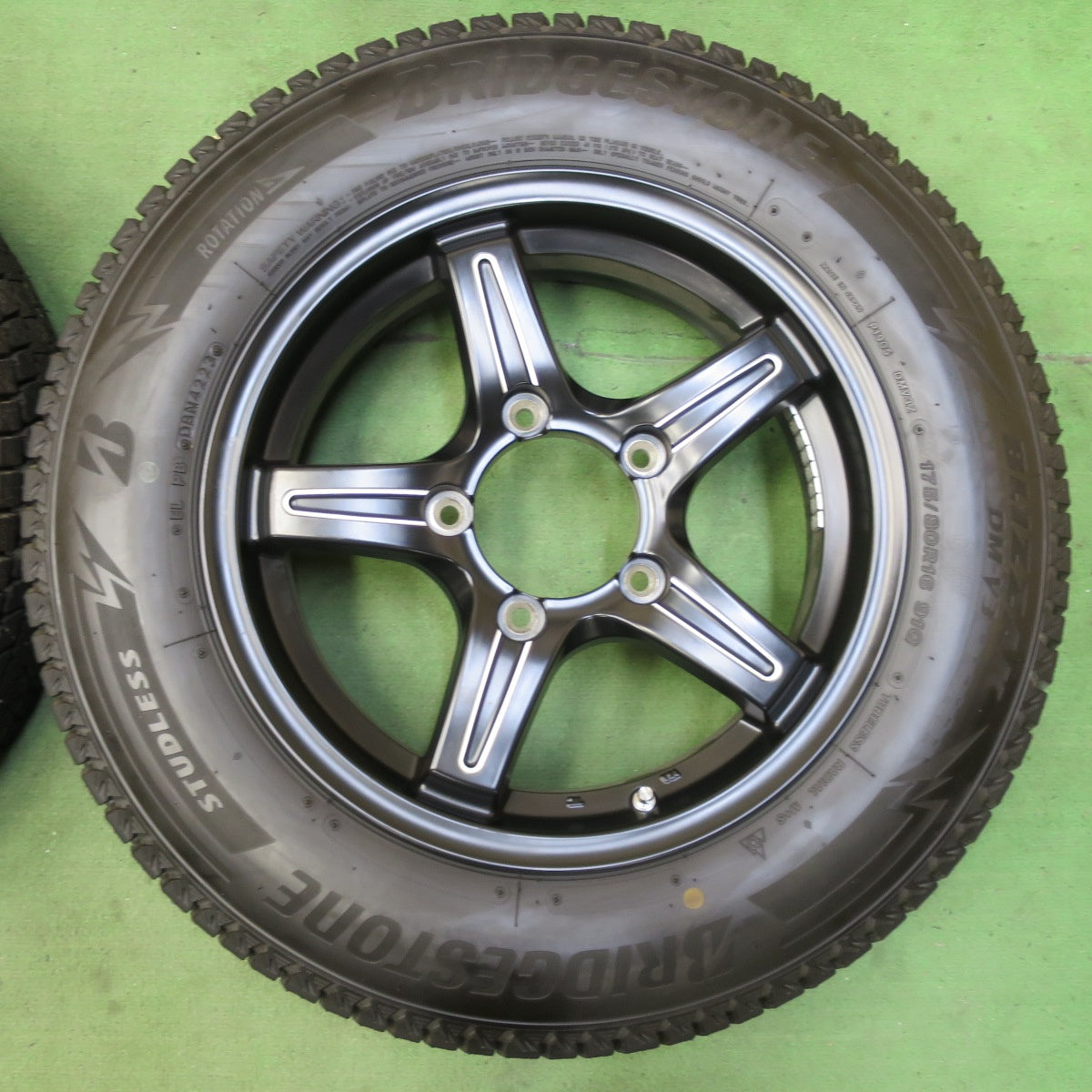 バリ溝！23年！キレイ！ほぼ10分★スズキ JB23 ジムニー 純正 175/80R16 スタッドレス ブリヂストン ブリザック DM-V3 16インチ PCD139.7/5H★5070608イス