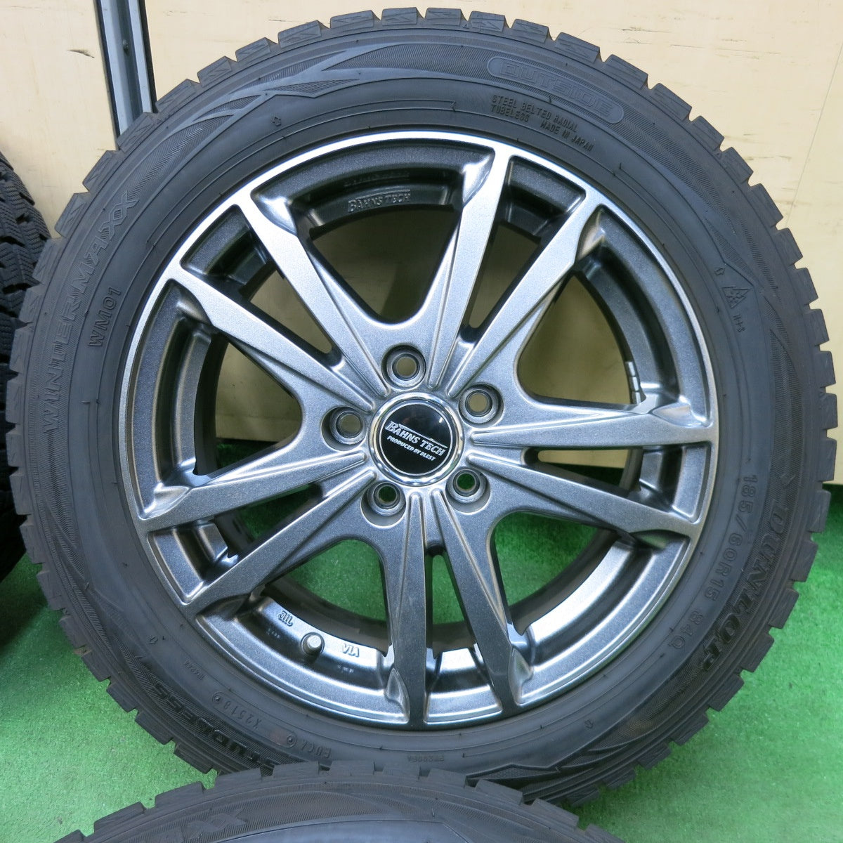 [送料無料] バリ溝！キレイ！9.5分★シエンタ等 185/60R15 スタッドレス ダンロップ ウインターマックス WM01 BAHNS TECH BLEST 15インチ PCD100/5H★4112710SYス