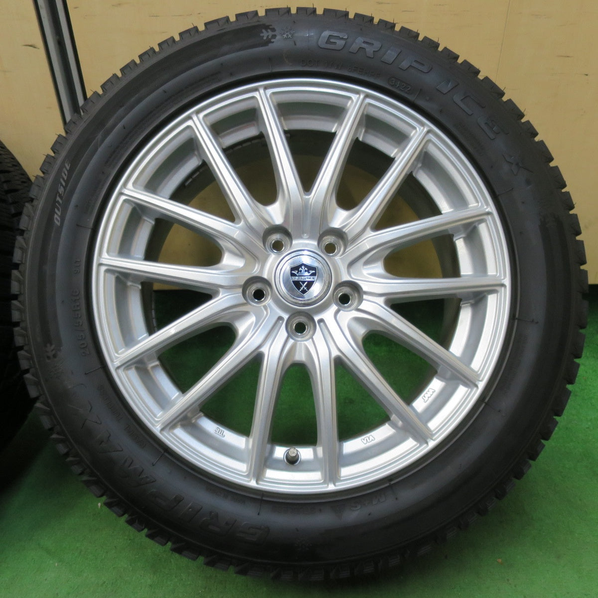 [送料無料] バリ溝！22年！キレイ！9.5分★インプレッサ 等 205/55R16 スタッドレス グリップマックス GRIP ICE X ESTROSA エステローザ 16インチ PCD100/5H★5010702イス