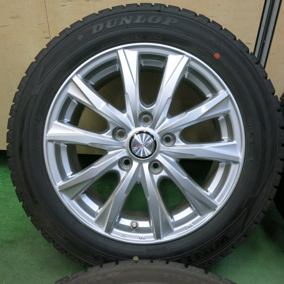 バリ溝！24年！9.5分★スタッドレス 195/60R16 ダンロップ ウインターマックス WM02 JOKER ジョーカー 16インチ PCD114.3/5H★5072316SYス