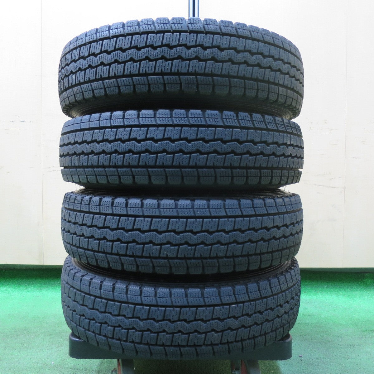 [送料無料] バリ溝！23年！キレイ！9.5分★スタッドレス 145R12 6PR ダンロップ ウインターマックス SV01 DILETTO ディレット 12インチ PCD100/4H★4110905イス