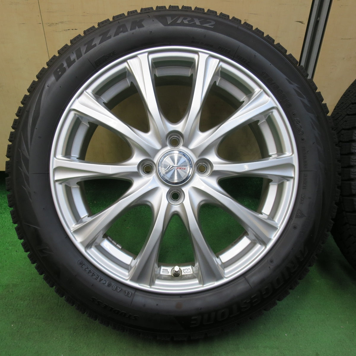 [送料無料] バリ溝！23年！キレイ！ほぼ10分★スタッドレス 175/60R16 ブリヂストン ブリザック VRX2 JOKER ジョーカー 16インチ PCD100/4H★5011805イス