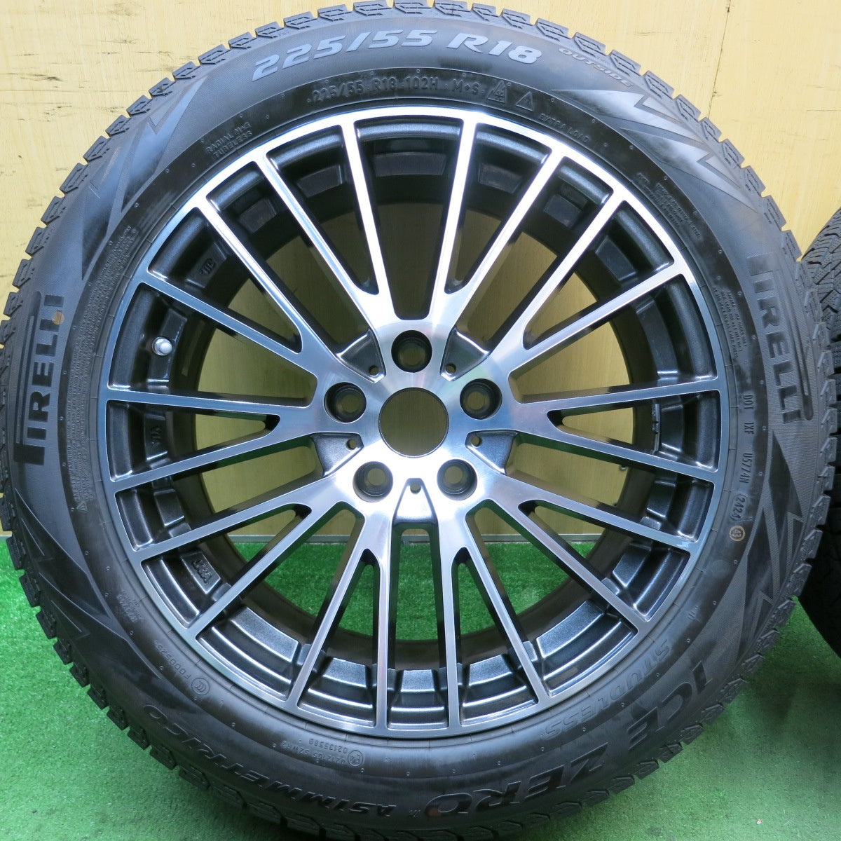 センサー付！バリ溝！24年！キレイ！9.5分以上★BMW 等 ユーロデザイン CALWER 225/55R18 スタッドレス ピレリ アイスゼロ PCD112/5H★5091102HAス