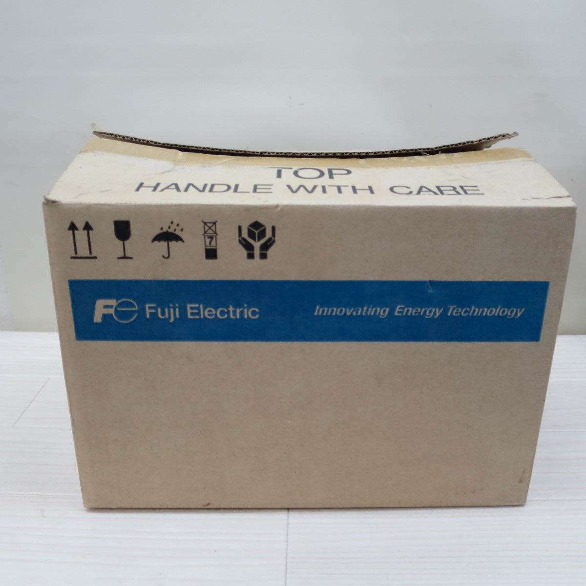 [送料無料] 未使用☆富士電機 高性能 多機能形 インバーター FRN1.5G1S-2J☆
