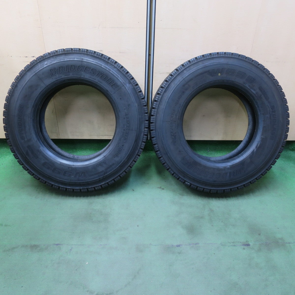 ほぼ未使用！25年！2本★トラック タイヤ 225/80R17.5 123/122L スタッドレス ブリヂストン W999 17.5インチ★6073003イスタ