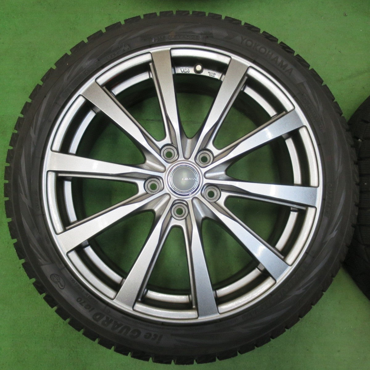 バリ溝！21年！キレイ！9.5分以上★スタッドレス 225/45R18 ヨコハマ アイスガード iG70 GRASS グラス 18インチ PCD114.3/5H★5011303イス