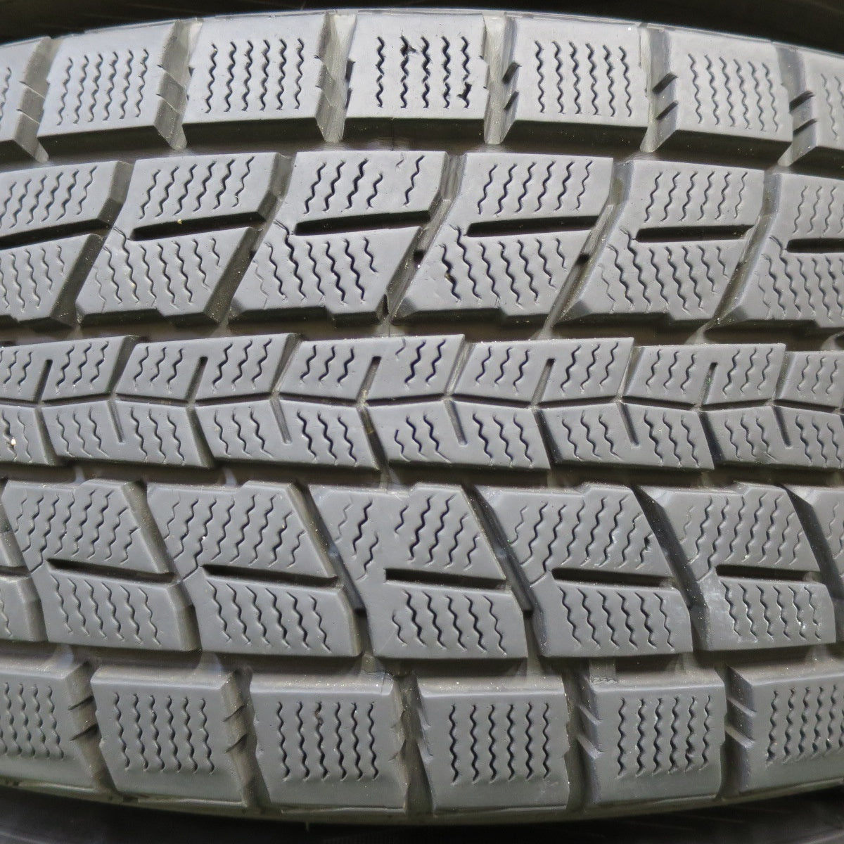 *送料無料* バリ溝！キレイ！9.5分★スタッドレス 225/65R17 ダンロップ ウインターマックス SJ8 AXEL アクセル 17インチ PCD114.3/5H★4091105イス