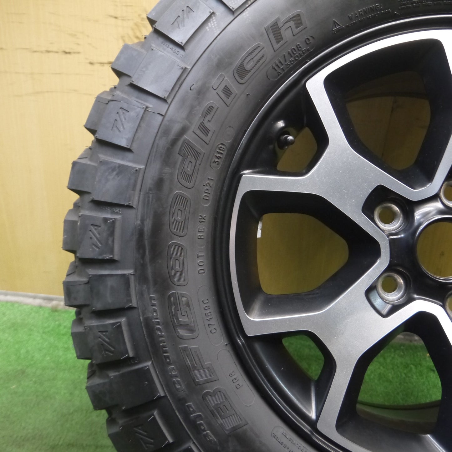 *送料無料* 新車外し★ジープ ラングラーアンリミテッド ルビコン 純正 255/75R17 BFグッドリッチ Mud-Terrain T/A KM2 PCD127/5H★4031906Hノ