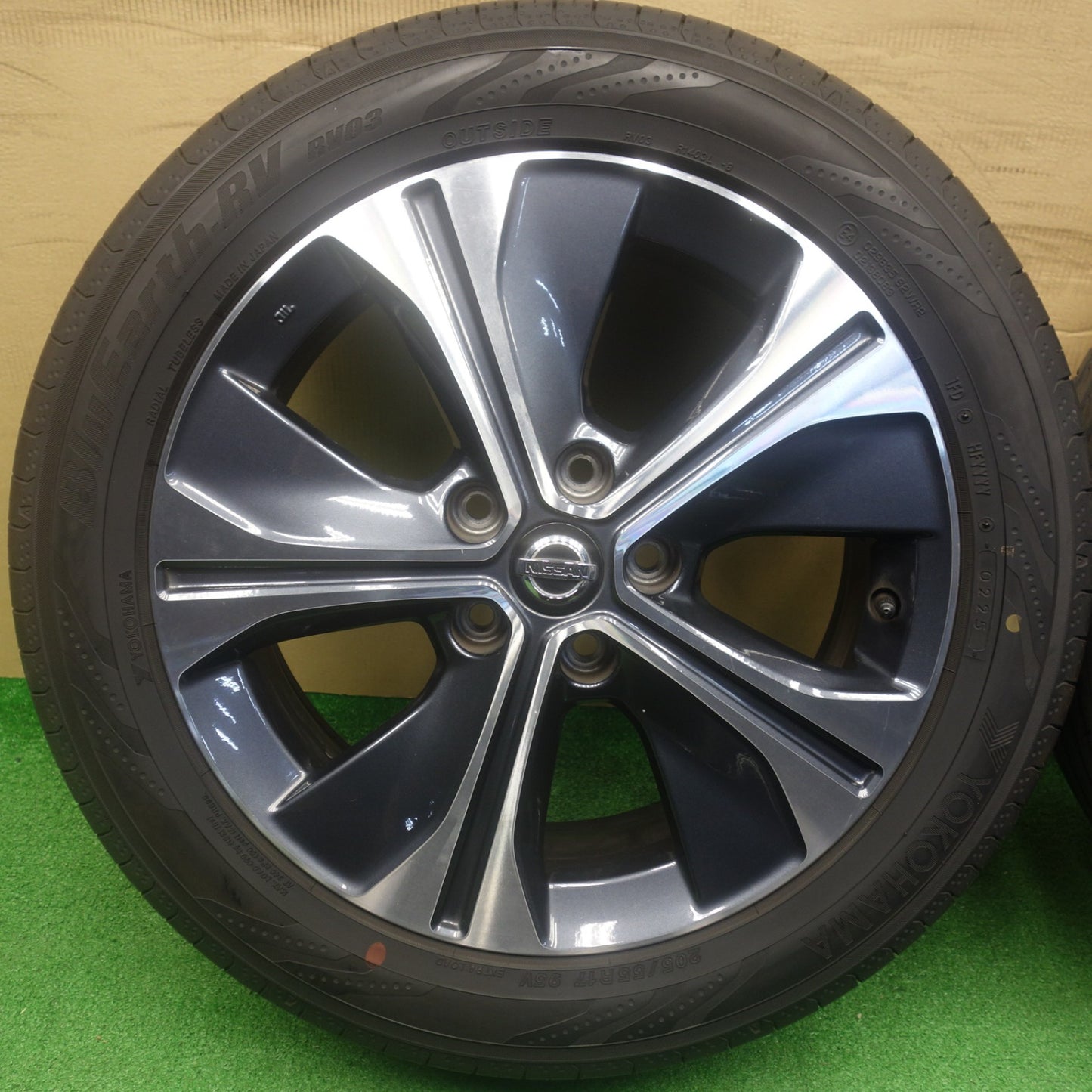 バリ溝！25年！9.5分以上★日産 キックス 純正 205/55R17 ヨコハマ BluEarth-RV RV03 ブルーアース 17インチ PCD114.3/5H★6041004KTノ