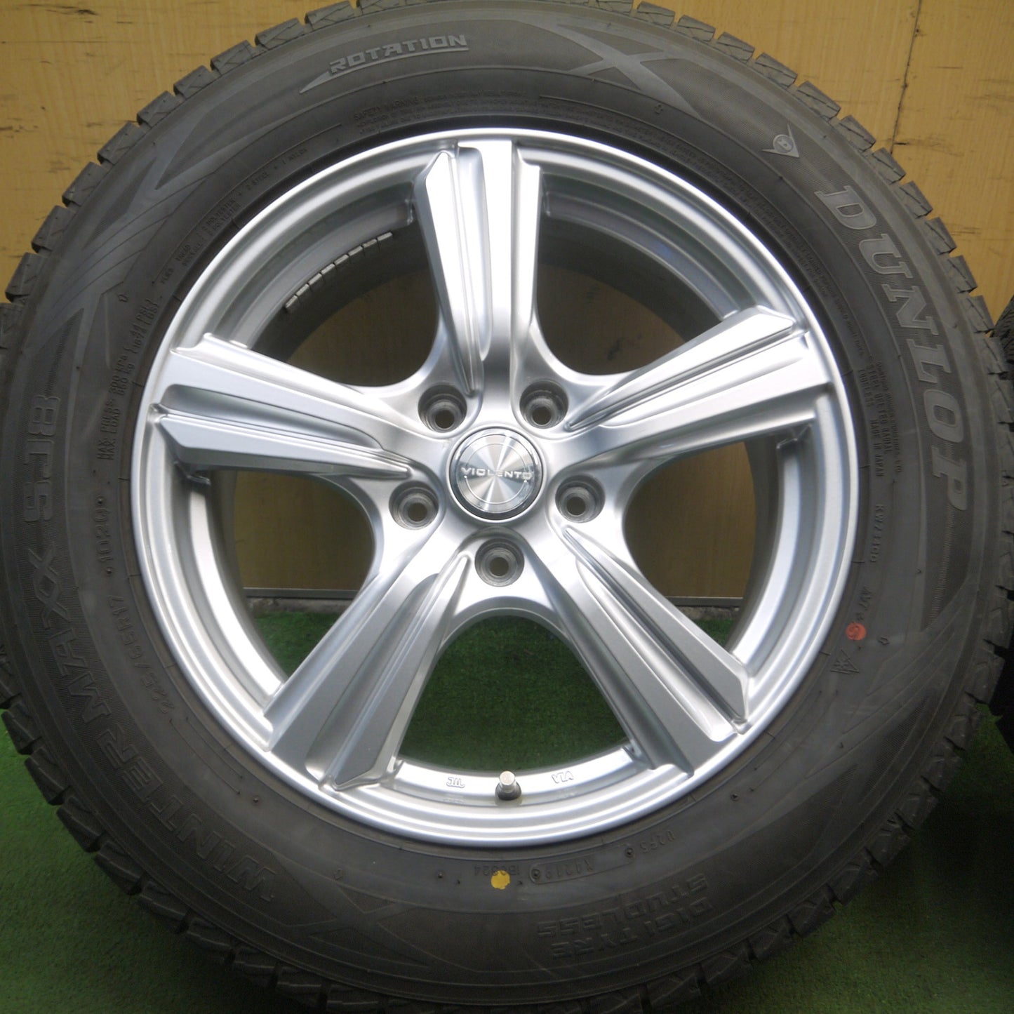 *送料無料* バリ溝！キレイ！9.5分★スタッドレス 225/65R17 ダンロップ ウインターマックス SJ8 VIOLENTO ヴィオレント 17インチ PCD114.3/5H★4031508Hス