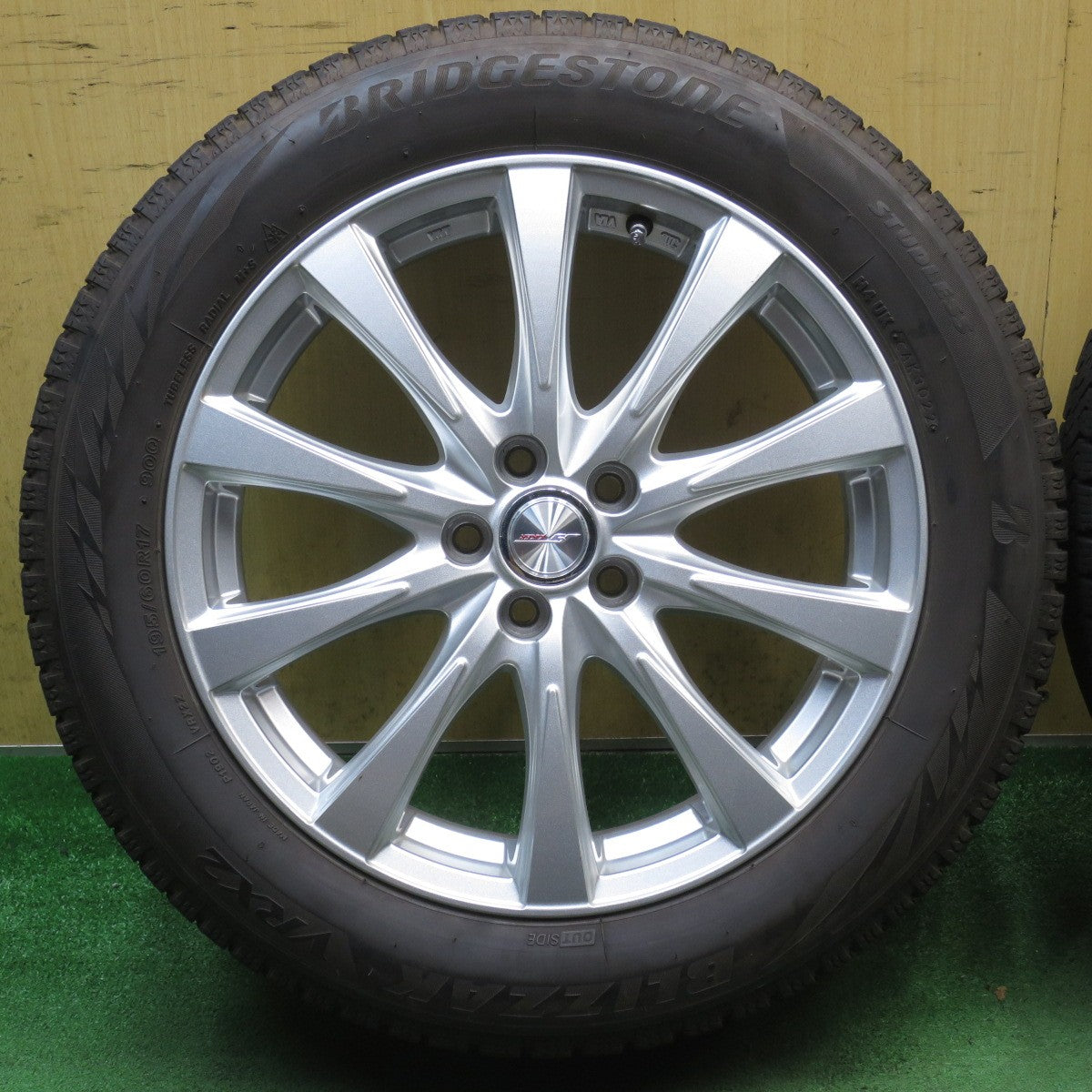 バリ溝！22年！キレイ！9分◎ライズ ロッキー 等 195/60R17 スタッドレス ブリヂストン ブリザック VRX2 JOKER ジョーカー 17インチ PCD100/5H◎6082601NJス