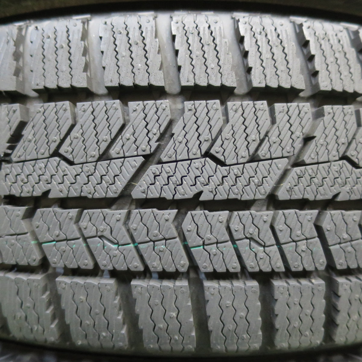 [送料無料] タイヤほぼ未使用！23年！キレイ★スタッドレス 165/65R15 トーヨー オブザーブ GIZ2 BALMINUM バルミナ 15インチ PCD100/4H★4111312イス
