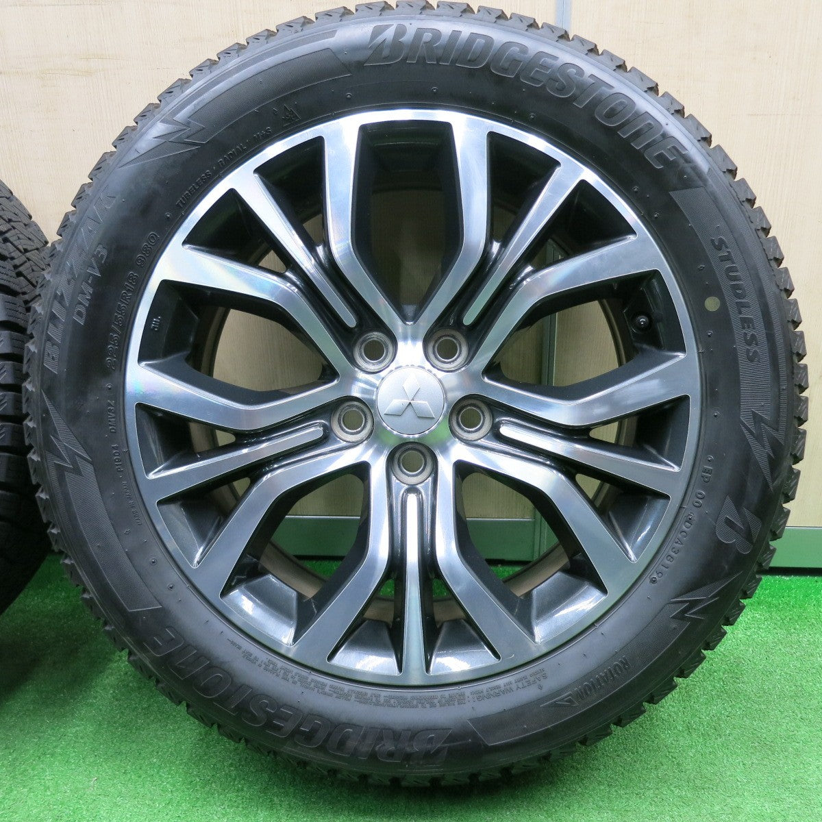 [送料無料] バリ溝！21年！キレイ！9.5分★三菱 アウトランダー 純正 225/55R18 スタッドレス ブリヂストン ブリザック DM-V3 18インチ PCD114.3/5H★4110907NJス