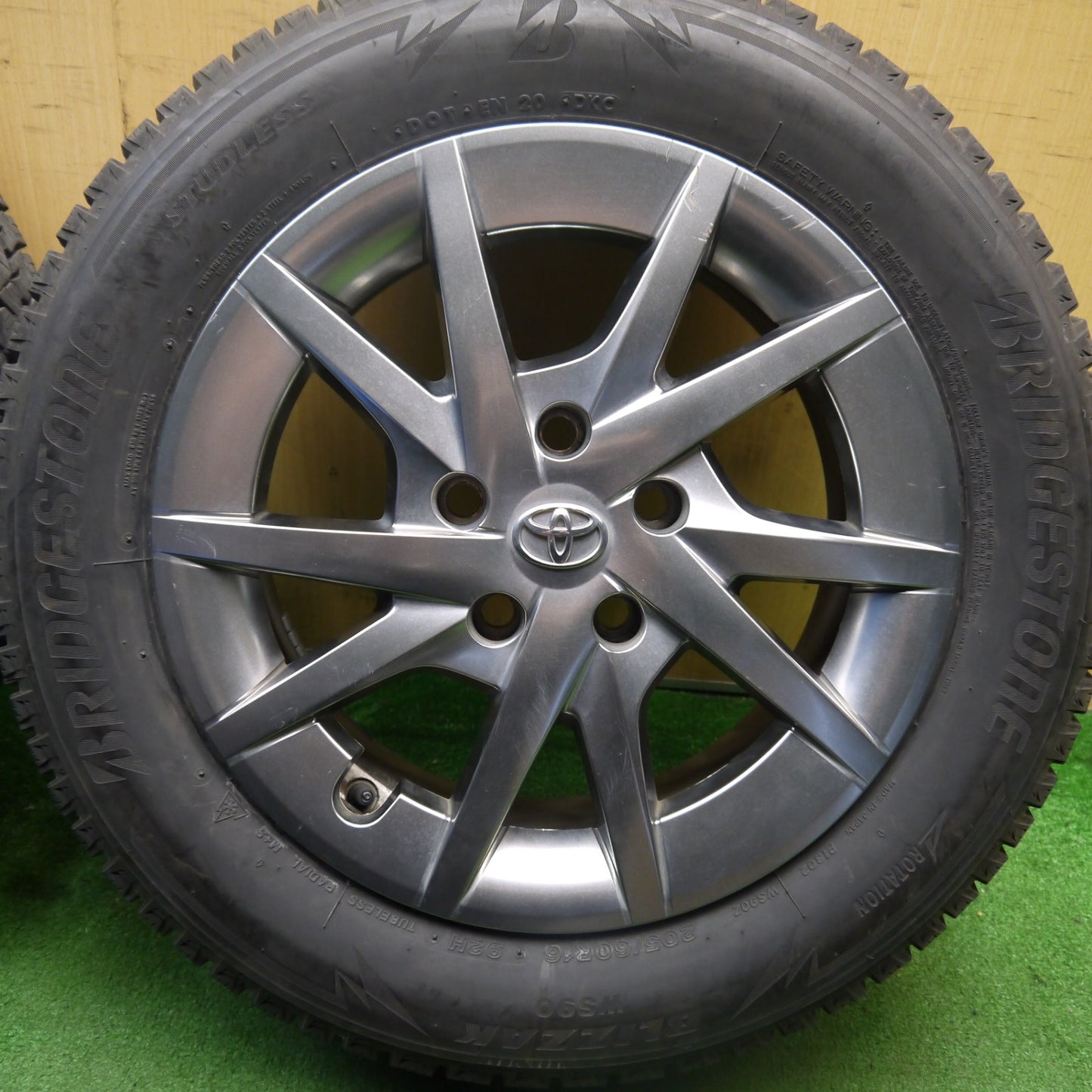 [送料無料] バリ溝！21年！9.5分★トヨタ プリウスα 純正 205/60R16 スタッドレス ブリヂストン ブリザック WS90 16インチ PCD114.3/5H★5032803Hス