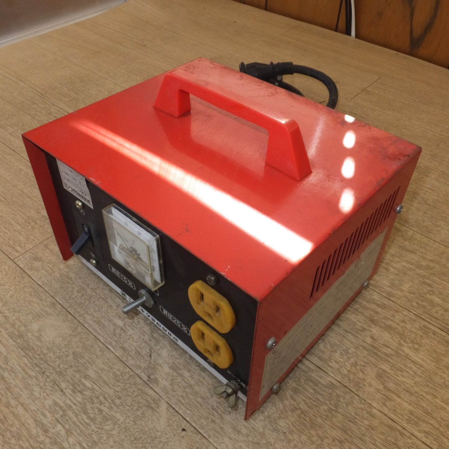 [送料無料] ★マキタ makita 昇圧器 屋内型 A-05979　トランス容量 1.5KVA　入力電圧 単相95V　出力電圧 15% 100V 25% 110V★
