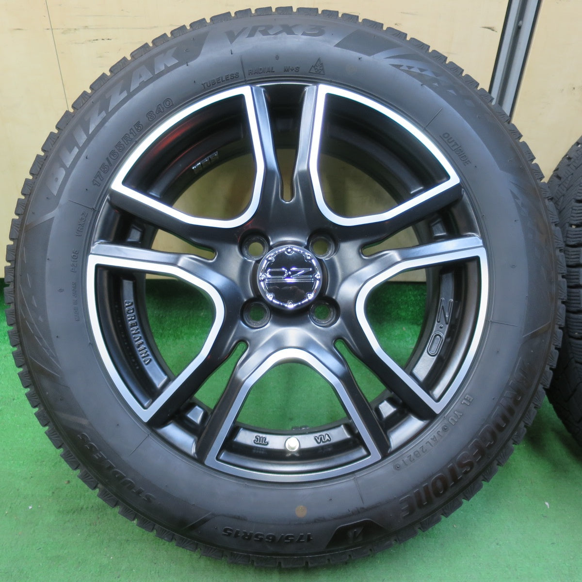 [送料無料] バリ溝！21年！キレイ！8.5分★O・Z ADRENALINA 175/65R15 スタッドレス ブリヂストン ブリザック VRX3 OZ アドレナリーナ 15インチ PCD100/4H★5010708イス