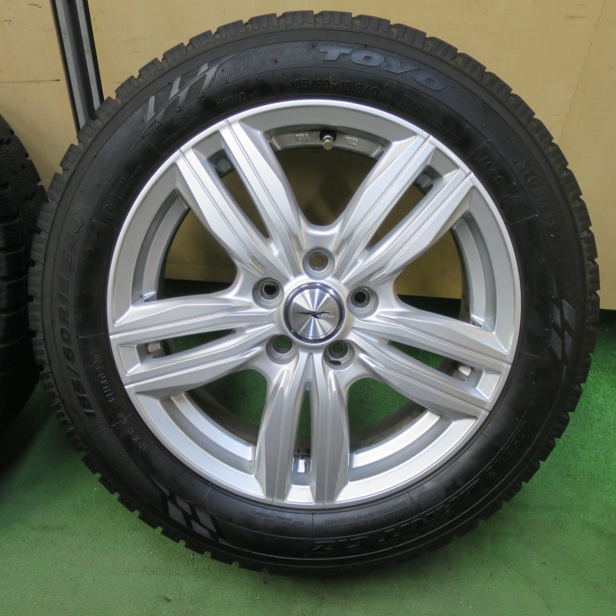 バリ溝！22年！キレイ！9.5分★シエンタ 等 185/60R15 スタッドレス トーヨー オブザーブ ガリット GIZ JOKER ジョーカー 15インチ PCD100/5H★5101402TTス