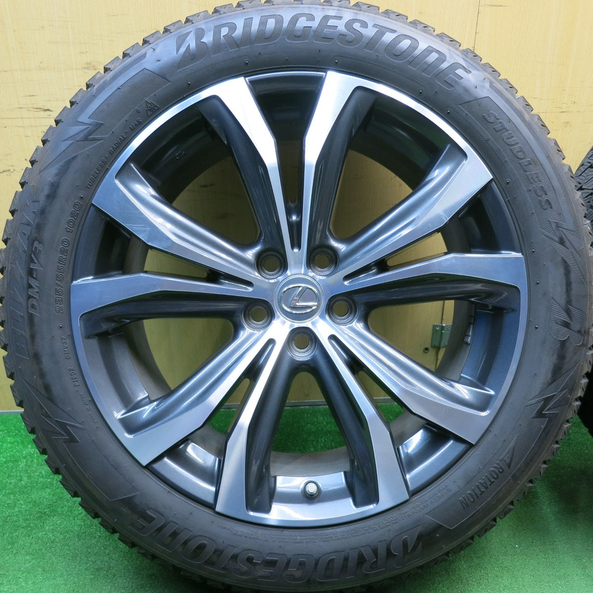 バリ溝！22年！8.5分★レクサス RX バージョンL 純正 235/55R20 スタッドレス ブリヂストン ブリザック DM-V3 20インチ PCD114.3/5H★5050305HAス