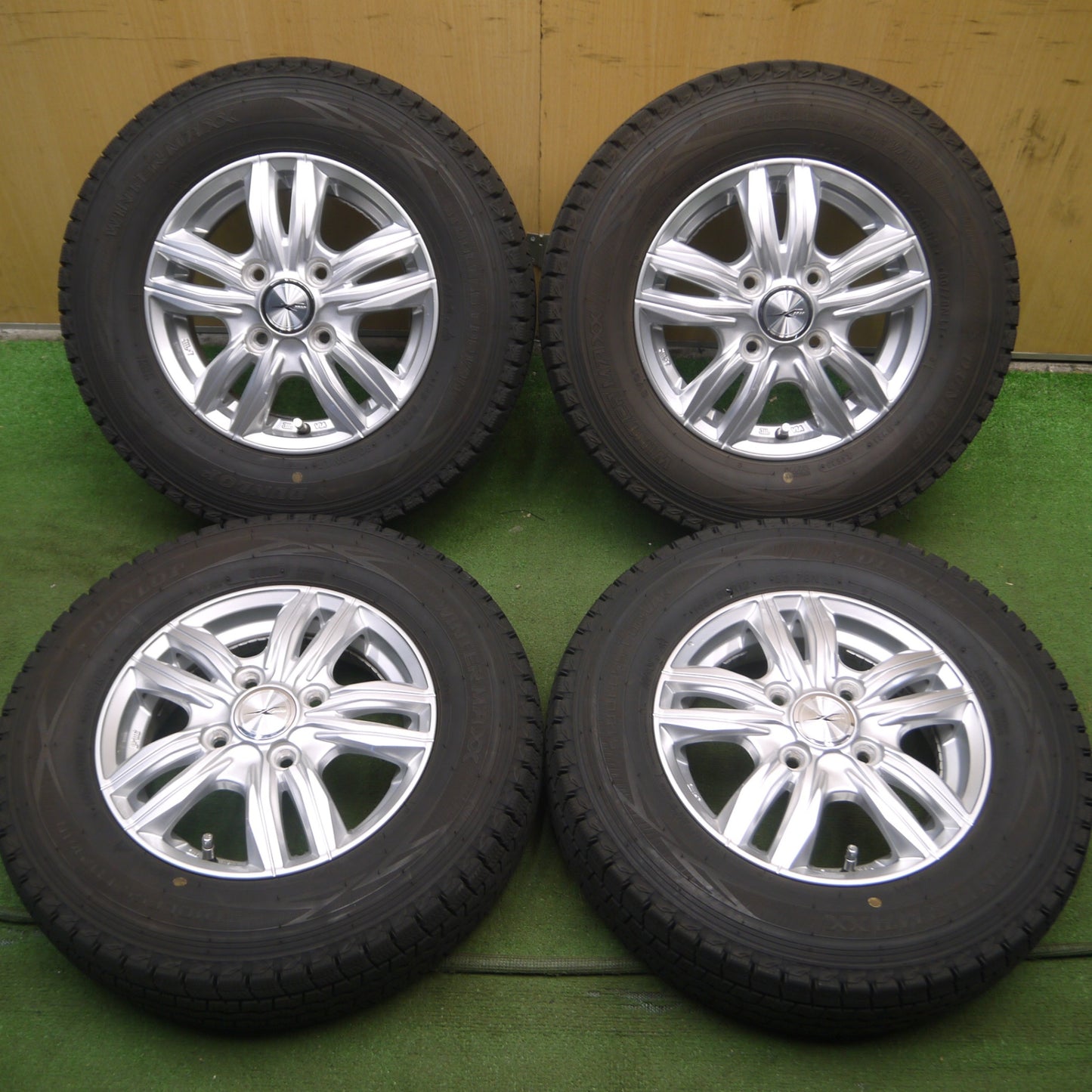*送料無料* バリ溝！23年！キレイ！9.5分以上★スタッドレス 145/80R12 80/78N ダンロップ ウインターマックス SV01 JOKER ジョーカー PCD100/4H★4041504Hス