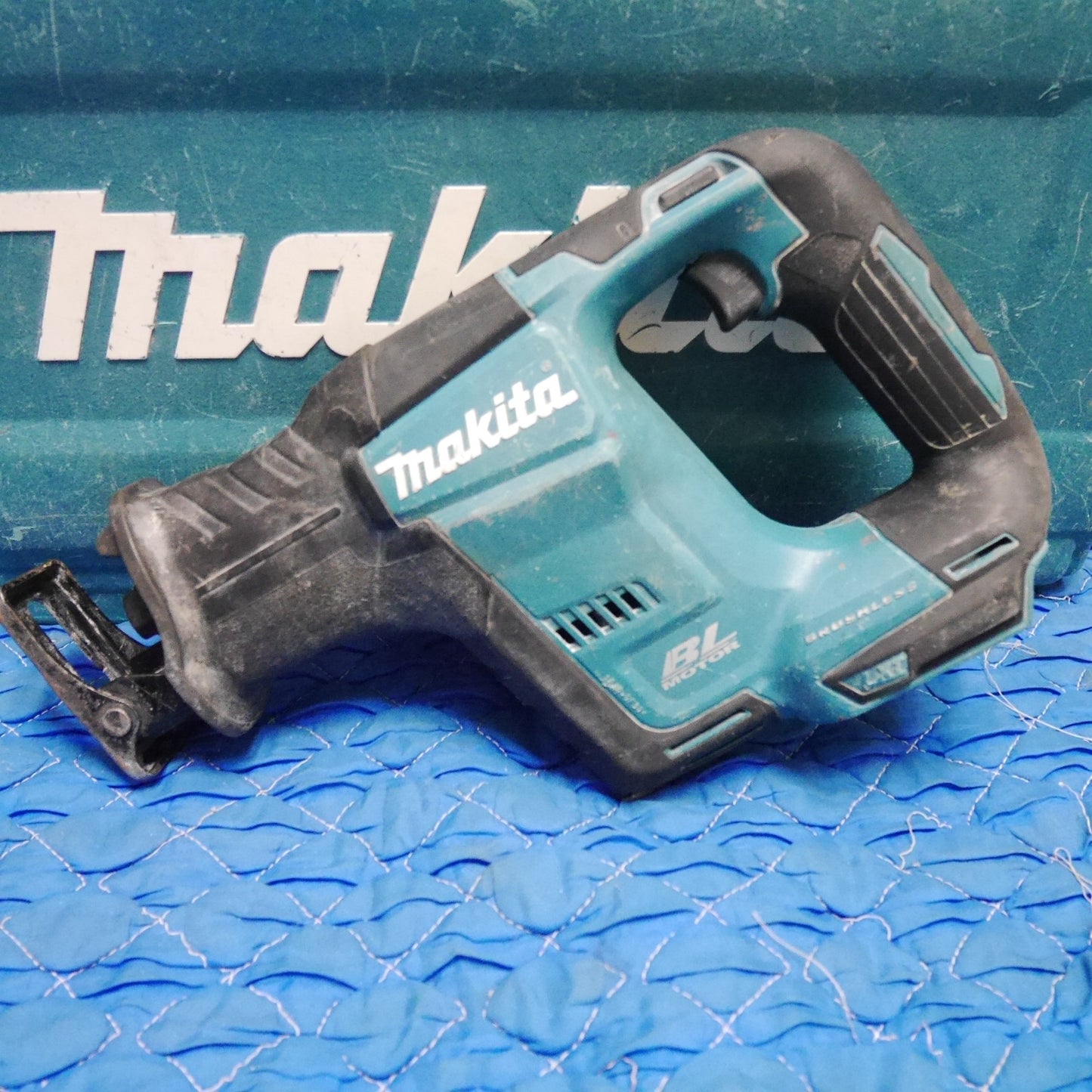 [送料無料] ☆マキタ 充電式 レシプロソー JR188D 電動 工具 切断機 セーバソー セーバーソー makita 本体のみ☆
