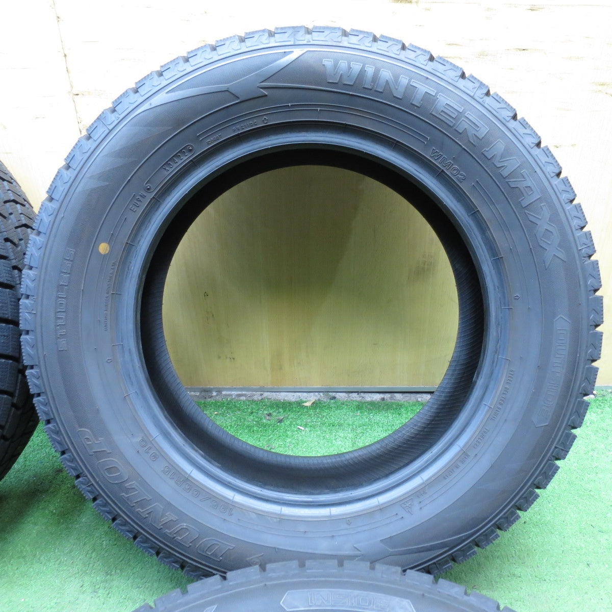 *送料無料* バリ溝！22年！9.5分以上★スタッドレス 195/65R15 ダンロップ ウインターマックス WM02 タイヤ 15インチ プリウス ノア ヴォクシー等★4033003KKスタ