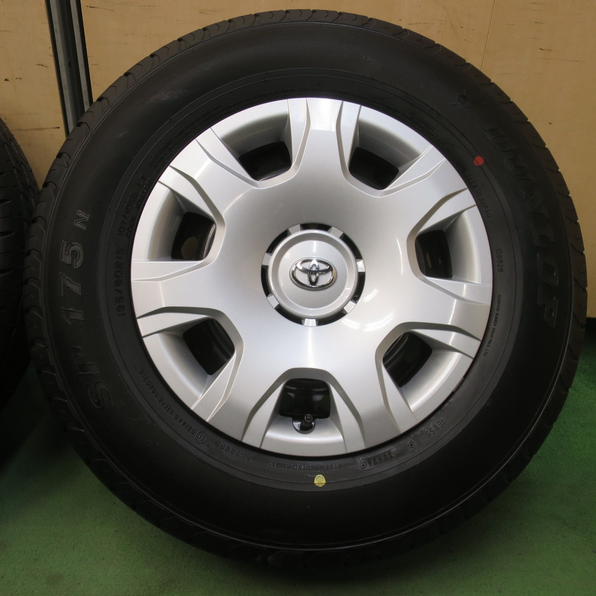 新車外し！26年★トヨタ 200系 ハイエース 純正 スチール 195/80R15 107/105S ダンロップ SP175N 15インチ PCD139.7/6H★6040411イノ