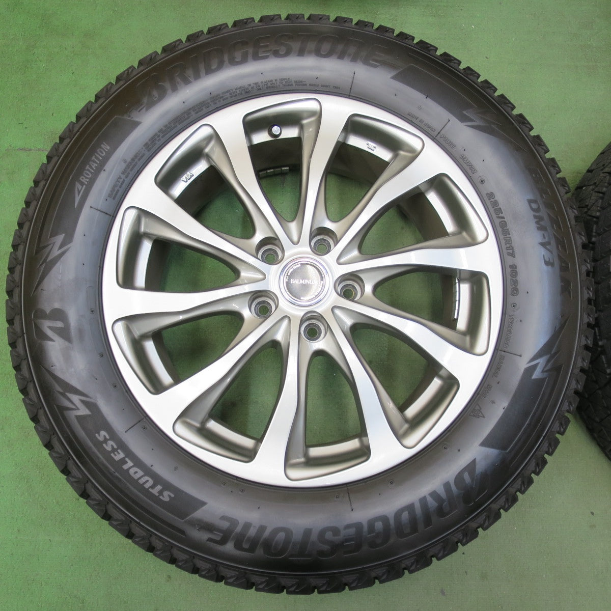 バリ溝！24年！キレイ！ほぼ10分★スタッドレス 225/65R17 ブリヂストン ブリザック DM-V3 BALMINUM バルミナ 17インチ PCD114.3/5H★5111806イス