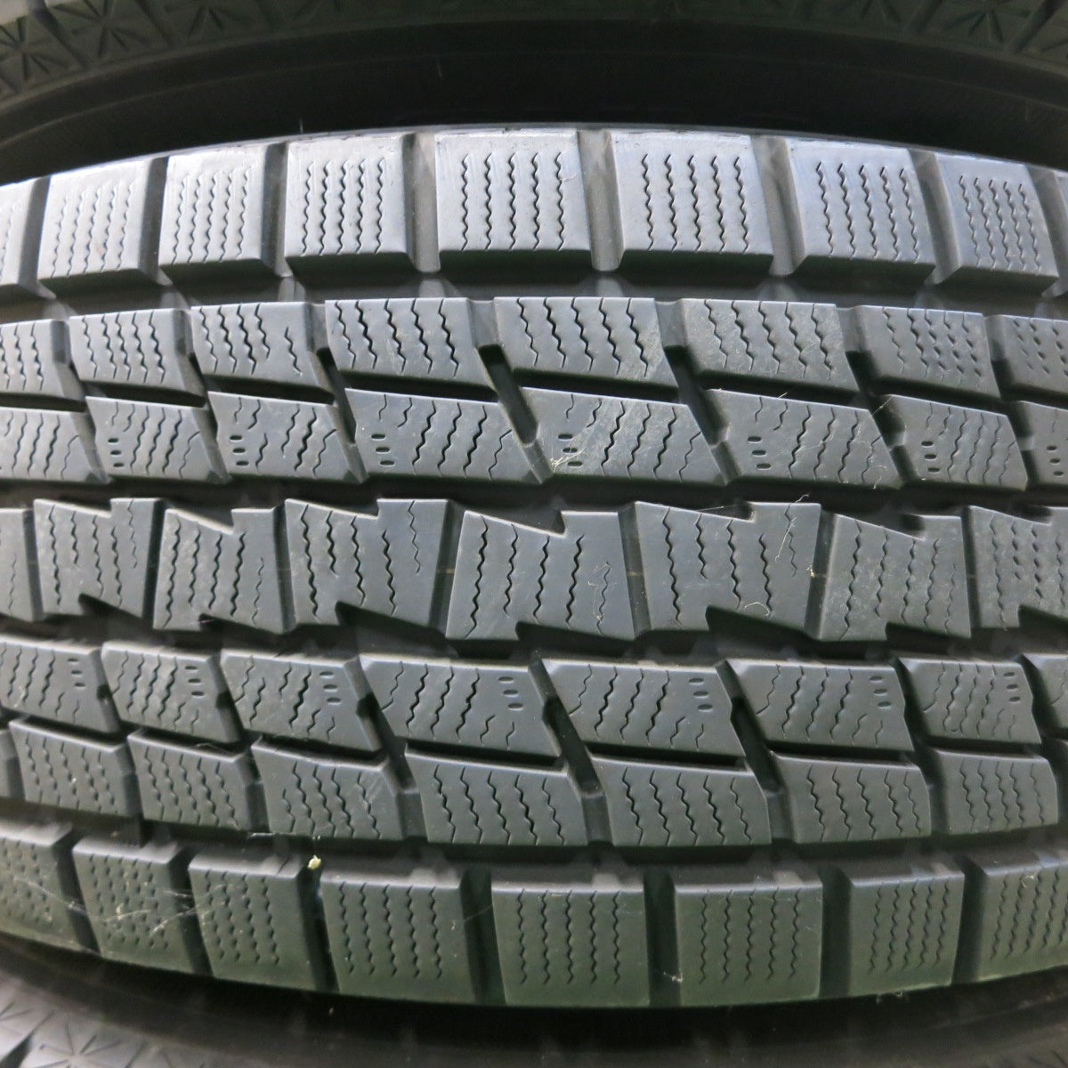 [送料無料] バリ溝！キレイ！9.5分★ベンツ ゲレンデ 等 Euro Premium 265/60R18 スタッドレス グッドイヤー アイスナビ SUV ユーロプレミアム PCD130/5H★4091601ナス