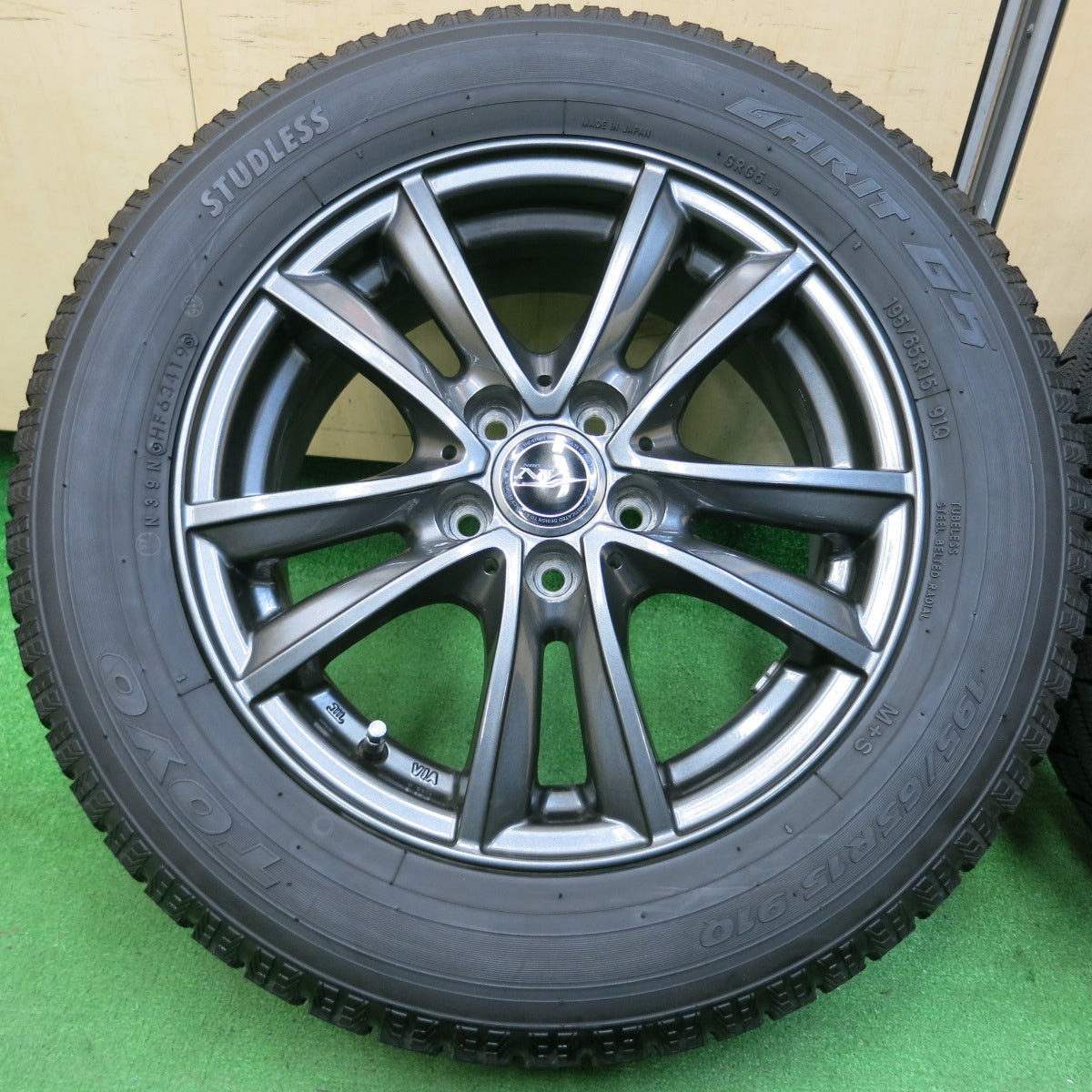 *送料無料* バリ溝！キレイ！9.5分★プリウス等 195/65R15 スタッドレス トーヨー ガリット G5 NIRVANA NV ニルバーナ PCD100/5H★4032708イス