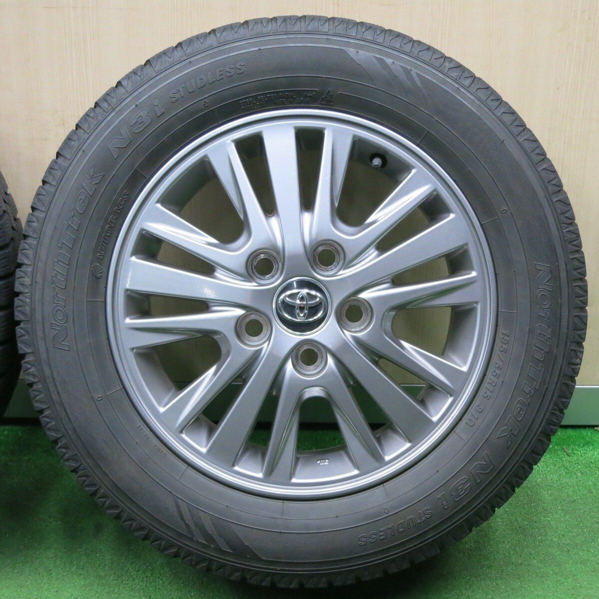 キレイ★トヨタ 80系 ノア ヴォクシー 純正 195/65R15 スタッドレス オートバックス ノーストレック N3i 15インチ PCD114.3/5H★5010503NJス