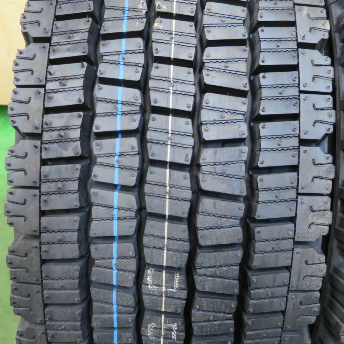 未使用！25年！2本★トラック タイヤ 245/70R19.5 136/134J スタッドレス ダンロップ デクテス SP081 DECTES 19.5インチ★5111602イスタ