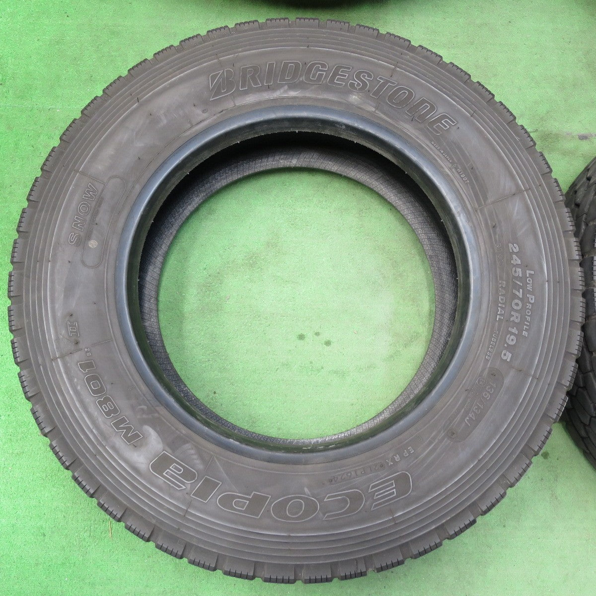 [送料無料] バリ溝！24年！9分★トラック タイヤ 245/70R19.5 136/134J ブリヂストン エコピア M801Ⅱ ミックス オールシーズン 19.5インチ★5012108イスタ