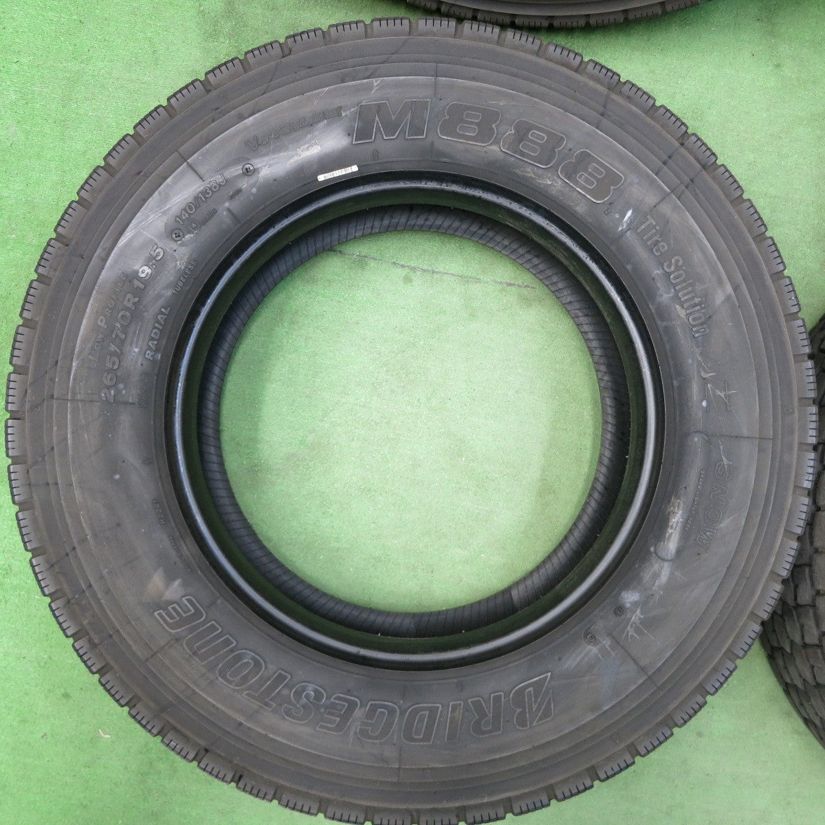[送料無料] バリ溝！24年！9分★トラック タイヤ 265/70R19.5 140/138J ブリヂストン M888 ミックス オールシーズン 19.5インチ★4112107SYスタ