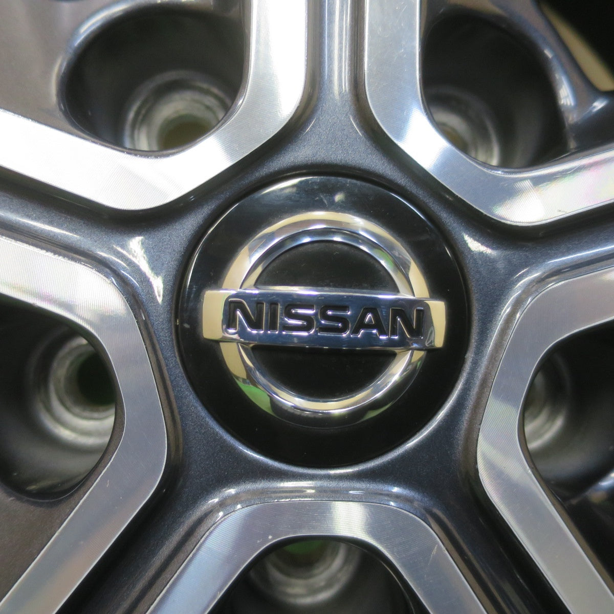 バリ溝！キレイ！8.5分★日産 キックス 純正 205/55R17 スタッドレス ブリヂストン ブリザック VRX2 17インチ PCD114.3/5H★6051906イス