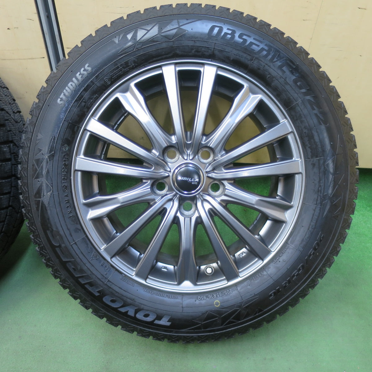 バリ溝！21年！キレイ！9.5分★スタッドレス 205/65R16 トーヨー オブザーブ GIZ2 SIBILLA NEXT W5 シビラ 16インチ PCD114.3/5H★5111206TTス